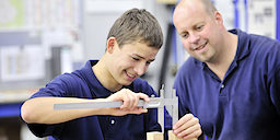 Ausbildung, Ülu, Modellbau, messen, abmessen, azubi, auzubildender, Lehrling, Modell- und Formenbau, Lizenzfreies Bild, Modellbauer, Nahaufnahme, Werkstatt, Jugendlicher, Mann, Querformat, Ausbilder, Erwachsener Elektrotechniker, Techniker, Jugendliche, Ausbildungsmeister, ID 1486, FH32110.jpg