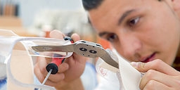 Orthopädietechnik, Lizenzfreies Bild, Orthopädietechniker, Mann, Erwachsener, Handwerker, Nahaufnahme, Werkstatt, Querformat Techniker, Jugendliche, Ausbildung, Aufwind 1814