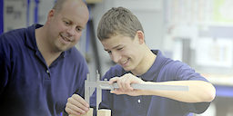 Ausbildung, Ülu, Modellbau, messen, abmessen, azubi, auzubildender, Lehrling, Modell- und Formenbau, Lizenzfreies Bild, Modellbauer, Nahaufnahme, Werkstatt, Jugendlicher, Mann, Querformat, Ausbilder, Erwachsener Elektrotechniker, Techniker, Jugendliche, Ausbildungsmeister, ID 1486, FH32110.jpg