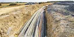 kabel, graben, glasfaser, breitband, telekommunikation, infrastruktur, baustelle, strassenbau, tiefbau, stromkabel, baugebiet, neubaugebiet, bauland, kabelbau, kabelgraben, glasfaserkabel, glasfaserausbau, breitbandkabel, breitbandversorgung, ausbau, neubau, verlegt, gelegt, leerrohre, erdkabel, vernetzung, versorgung, lebensader, erschliessung, lndlicher raum