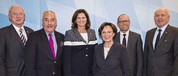 BIHK-Hauptgeschäftsführer Peter Driessen, Kultusminister Dr.Ludwig Spaenle, Wirtschaftsministerin Ilse Aigner, Arbeitsministerin Emilia Müller, stellvertretender vbw-Hauptgeschäftsführer Christof Prechtl, Präsident des Bayerischen Handwerkstages Franz Xaver Peteranderl (v.l.n.r.). BIHK-Hauptgeschäftsführer Peter Driessen, Kultusminister Dr.Ludwig Spaenle, Wirtschaftsministerin Ilse Aigner, Arbeitsministerin Emilia Müller, stellvertretender vbw-Hauptgeschäftsführer Christof Prechtl, Präsident des Bayerischen Handwerkstages Franz Xaver Peteranderl
