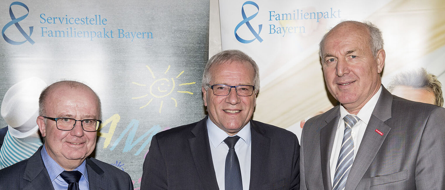 Hauptgeschäftsführer Dr. Lothar Semper (links) und Präsident Franz Xaver Peteranderl (rechts) mit Bayerns Arbeitsstaatssekretär Johannes Hintersberger. Hauptgeschäftsführer Dr. Lothar Semper (links) und Präsident Franz Xaver Peteranderl (rechts) mit Bayerns Arbeitsstaatssekretär Johannes Hintersberger.