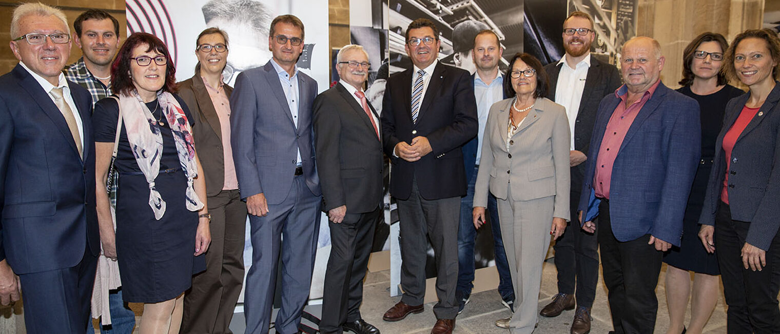 Tag des Bayerischen Handwerks: Wirtschaftsminister Franz Josef Pschierer (Mitte) mit Vertreterinnen und Vertretern der für die Fotoausstellung portraitierten Handwerksunternehmen. Tag des Bayerischen Handwerks: Wirtschaftsminister Franz Josef Pschierer (Mitte) mit Vertreterinnen und Vertretern der für die Fotoausstellung portraitierten Handwerksunternehmen.