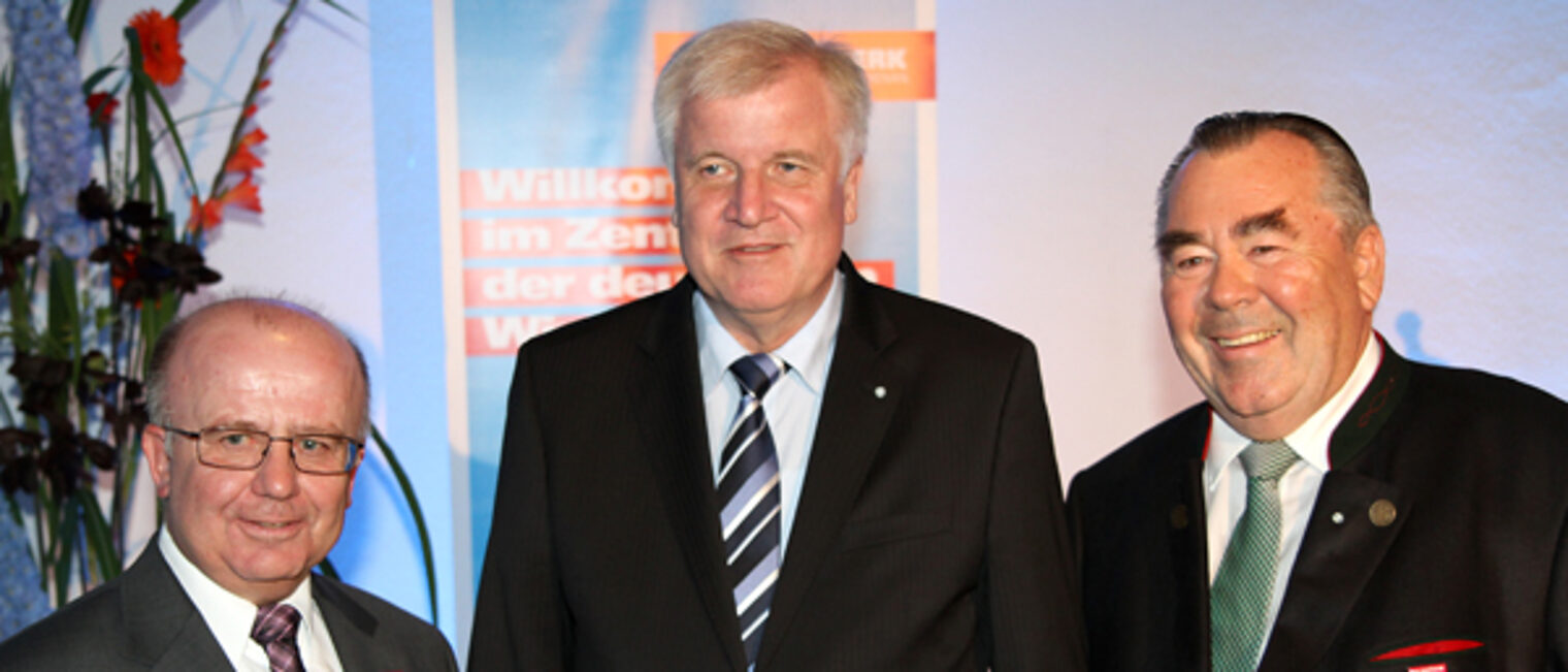 Ministerpräsident Horst Seehofer (mitte) im Gespräch mit BHT-Präsident Heinrich Traublinger, MdL a. D. (rechts) und Hauptgeschäftsführer Dr. Lothar Semper (links)