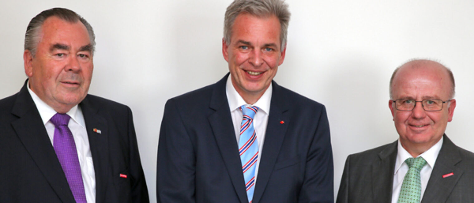 BHT-Präsident Heinrich Traublinger, MdL a. D. (links) und Hauptgeschäftsführer Dr. Lothar Semper (rechts) mit dem Vorsitzender des DGB Bayern, Matthias Jena (Mitte)