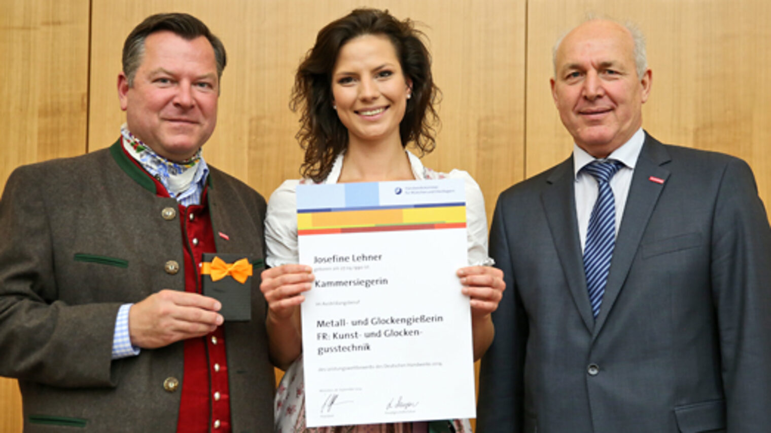 Josefine Lehner (Mitte) wurde Kammersiegerin bei den Metall- und Glockengießern, FR: Kunst- und Glockengusstechnik. Münchens Bürgermeister Josef Schmid (links) und Kammervizepräsident Franz Xaver Peteranderl gratulierten.