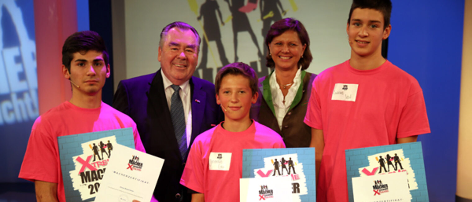 Bildunterschrift: Lukas Voit (rechts), Johannes Eder (Mitte) und Dilman Moaied Khder (links) siegten bei "Macher gesucht XTREME". BHT-Präsident Heinrich Traublinger, MdL a.D. (2.v.l.) und Bayerns Wirtschaftsministerin Ilse Aigner gratulierten. Bildunterschrift: Lukas Voit (rechts), Johannes Eder (Mitte) und Dilman Moaied Khder (links) siegten bei "Macher gesucht XTREME". BHT-Präsident Heinrich Traublinger, MdL a.D. (2.v.l.) und Bayerns Wirtschaftsministerin Ilse Aigner gratulierten.