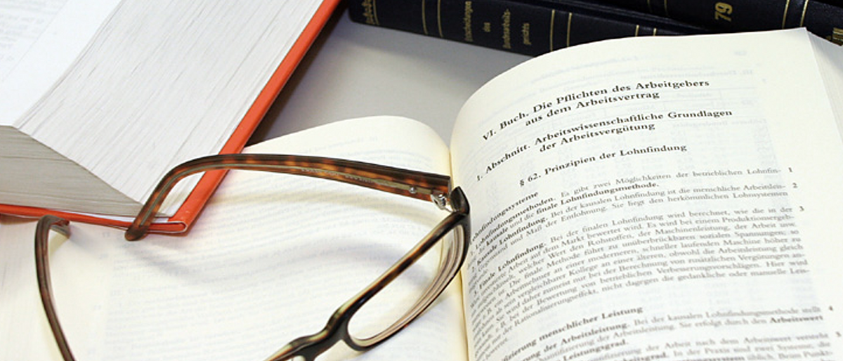 Rechtliche Beratung bei der Handwerkskammer Bücher, Recht, Pflichten des Arbeitgebers, Gesetzestexte, Brille, Recht_arbeitgeberpflichten-brille0809091480_02_Handwerkskammer