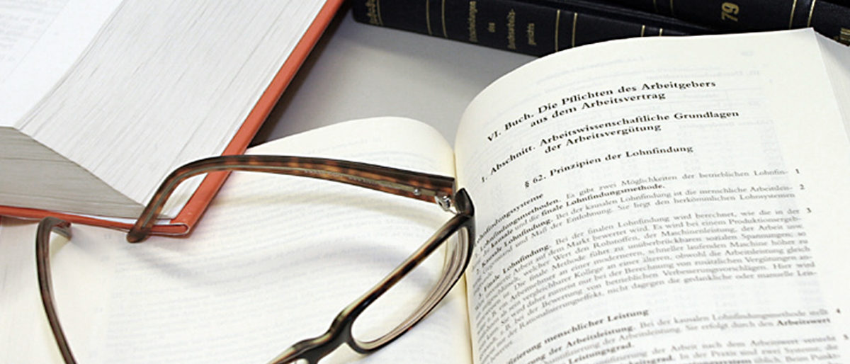 Rechtliche Beratung bei der Handwerkskammer Bücher, Recht, Pflichten des Arbeitgebers, Gesetzestexte, Brille, Recht_arbeitgeberpflichten-brille0809091480_02_Handwerkskammer