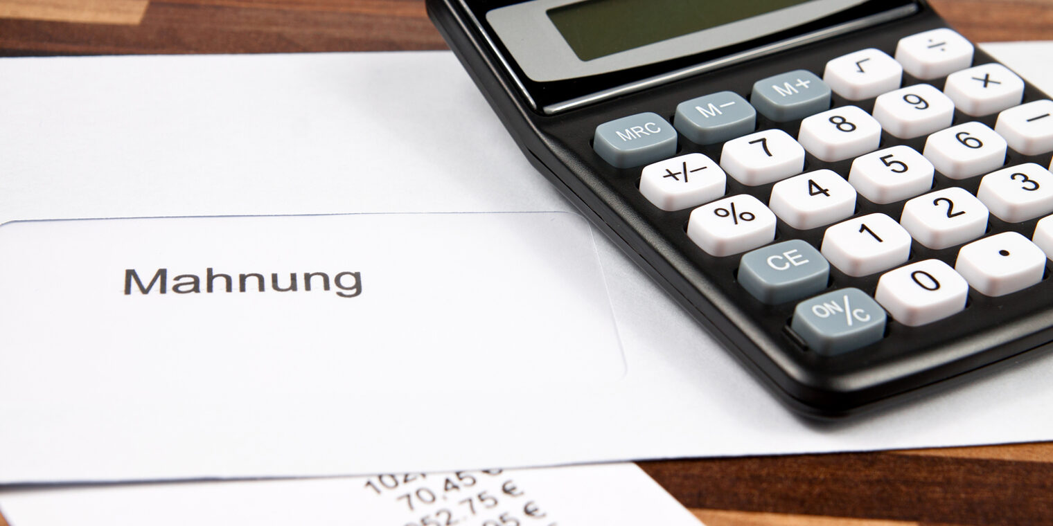 Mahnung, Brief, Taschenrechner, Rechner, Briefkuvert, Zahlungsverzug, Verschuldet, Zahlung, Rechnung, Einkauf, Forderung, Geld, Geschäft, Tilgung, Haushalt, Insolvenz, Kosten, Schulden mahnung, brief, briefkuvert, business, detailaufnahme, verschuldet, zahlung, einkauf, einkaufen, fordern, forderung, zahlungsaufforderung, geld, geschäft, gläubiger, schuldenfalle, kozept, tilgung haushalt, inkasso, inkassounternehmen, insolvenz, kalkulation, kalkulieren, konkurs, kosten, kredit, post, privatinsolvenz, rechnung, schulden, verbindlichkeit, verbraucher, versand, zahlungsverzug, betreff, sozialamt, armut, finanzen, finanzamt, buchhalter, buchhaltung, geldnot, not, notfall, pfandleihe, pfandhaus, papiere, pleite