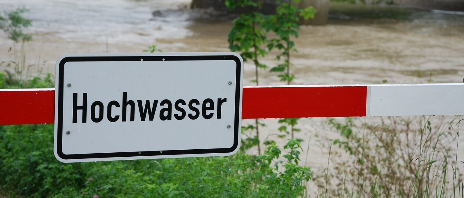 hochwasser, wasser, flut, schranke, unwetter, wetter, natur, naturkatastrophe, Sperrung, Gefahr, Ufer, Schild, Brücke, Überschwemmung, Fluss, Bach, Damm