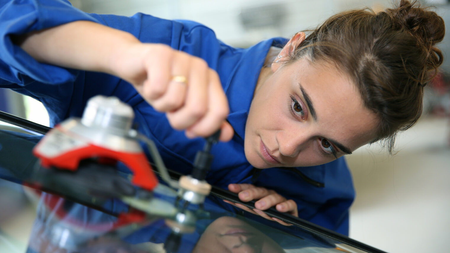 Frau, Beruf, Werkstatt, Schülerin, Ausbildung, Lernen, Auto, Teenager, Windschutzscheibe, Praktikum, Schulung, Handwerk, KFZ, Lernen coachbuilder, bodywork, garage, automobile, garage mechanic, training, student, school, occupation, professional, vocational, job, learning, car, coachwork, coachbuilding, fixing, repair, repairman, girl, young woman, teen, teenager, windshield, windscreen, changing, craftsmanship