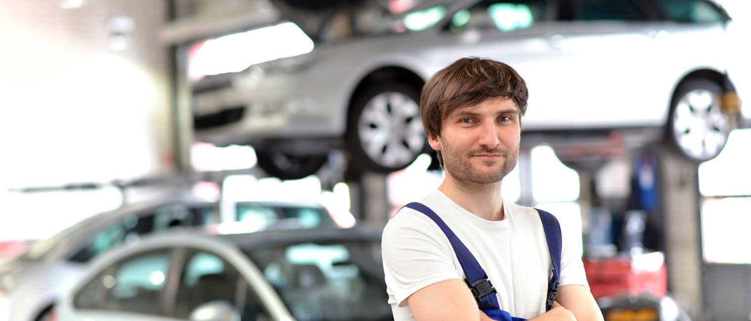 reparieren, arbeiter, ingenieur, automechaniker, autohaus, garage, mechaniker, autowerkstatt, werkstatt, fahrzeug, automobil, reparatur, auto, gebude, firma, gewerbe, ausstattung, ausrstung, interieur, einrichtung, unternehmen, werk, betrieb, industriell, ingenieurwesen, qualifizierung, vor ort, handwerker, arbeit, arbeiten, beruf, arbeitskraft, ausbildung, dienstleistung, knnen, business, erfolg, kompetenz, profi, facharbeiter, kompetent, professionell, erfolgreich, mann, mnnlich, arbeitskleidung, freundlich, freudig, mitarbeiter, Personen