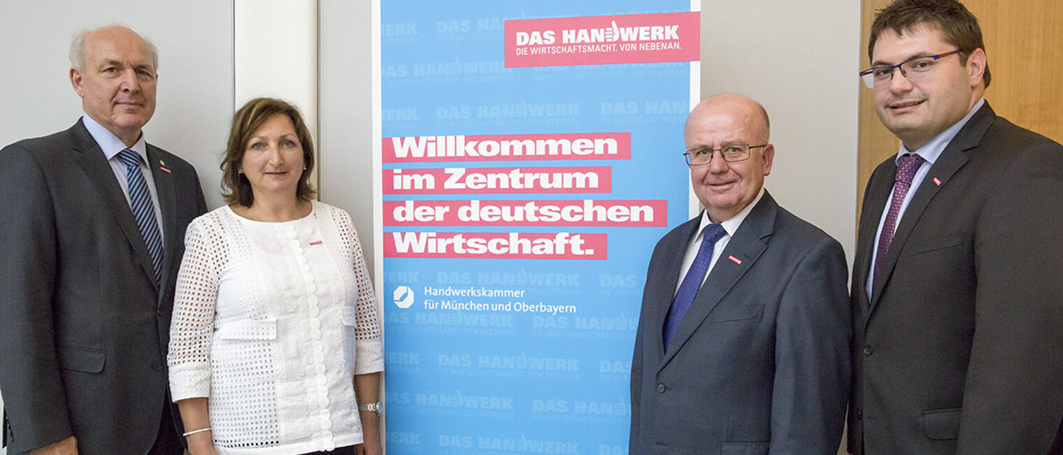 Das neue Präsidium der Handwerkskammer Präsident Franz Xaver Peteranderl (links), Arbeitgeber-Vizepräsidentin Carola Greiner-Bezdeka (2.v.l.) und Arbeitnehmer-Vizepräsident Markus Haßelbeck (rechts) mit Hauptgeschäftsführer Dr. Lothar Semper (2.v.r.) Das neue Präsidium der Handwerkskammer Präsident Franz Xaver Peteranderl (links), Arbeitgeber-Vizepräsidentin Carola Greiner-Bezdeka (2.v.l.) und Arbeitnehmer-Vizepräsident Markus Haßelbeck (rechts) mit Hauptgeschäftsführer Dr. Lothar Semper (2.v.r.)