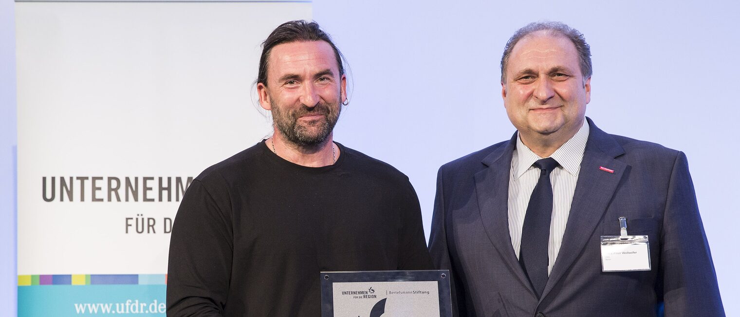 6.4.2016, Berlin, Preisverleihung "Mein gutes Beispiel" - Unternehmen für die Region mit Paten den Preisträgern: Steinmetz Timothy Vincent und Herr Wollseifer 6.4.2016, Berlin, Preisverleihung "Mein gutes Beispiel" - Unternehmen für die Region mit Paten den Preisträgern: Steinmetz Timothy Vincent und Herr Wollseifer Schlagwort(e): Unternehmen für die Region, Mein gutes Beispiel, Bertelsmann Stiftung, Preisträger, Preisverleihung