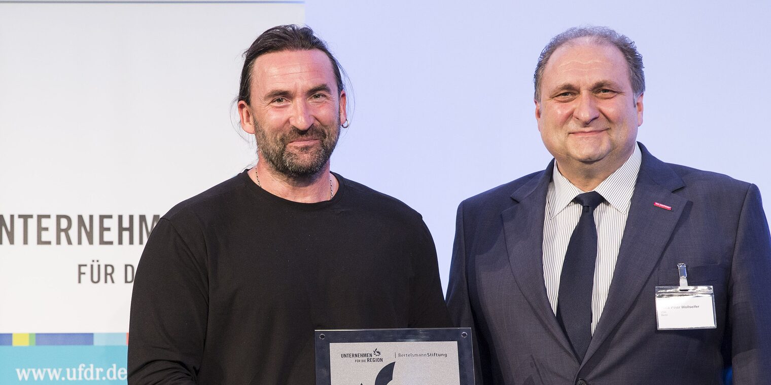 6.4.2016, Berlin, Preisverleihung "Mein gutes Beispiel" - Unternehmen für die Region mit Paten den Preisträgern: Steinmetz Timothy Vincent und Herr Wollseifer 6.4.2016, Berlin, Preisverleihung "Mein gutes Beispiel" - Unternehmen für die Region mit Paten den Preisträgern: Steinmetz Timothy Vincent und Herr Wollseifer Schlagwort(e): Unternehmen für die Region, Mein gutes Beispiel, Bertelsmann Stiftung, Preisträger, Preisverleihung