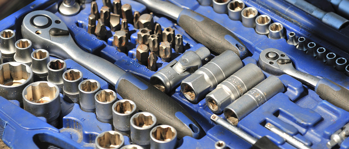 Werkzeugkasten, Schrauben, Schraubenkasten, Ratschenschrauber, Ratschen, Steckschlüssel Handwerk, Trade, Werft, Shipyard, Rambeck, Arbeiter, Worker, Boot, Boat, Bootsbauer, Segelboot, Scherenkreuzer, Yachthafen, Bootsvertrieb, Starnberger See, See, Lake, Binnensee, Kultur, Culture, Tradition, Schiffsbauer, Maritim, Segeln, Sailing, mit Einverständniserklärung