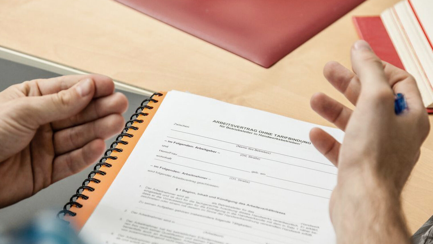 Rechtsberatung, Recht, Beratung, Handwerkskammer, Büro, Ordner, Gesetz, Gesetzesbuch, BGB, Deutsches Gesetz, Schreibtisch, Innenaufnahmen, Mann, Frau, Gespräch, stehend, sitzend, Zivilrecht, Wirtschaftsrecht, Sozialrecht Handwerkskammer, Handwerkskammer Stuttgart, Stuttgart, Handwerkskammer Region Stuttgar, Heilbronner Str. 43, 70191, StuttgartRechtsberatung, Beratung, Bilderpool, www.hwk-stuttgart.de, Mindestlohn, ZHD, Handwerk, www.handwerskammer.de