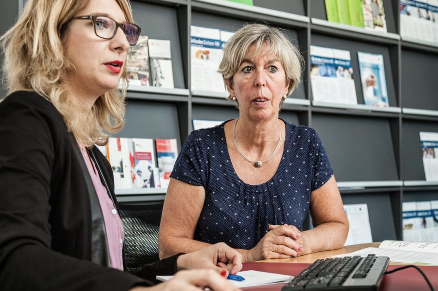 Rechtsberatung, Recht, Beratung, Handwerkskammer, Büro, Ordner, Gesetz, Gesetzesbuch, BGB, Deutsches Gesetz, Schreibtisch, Innenaufnahmen, Mann, Frau, Gespräch, stehend, sitzend, Zivilrecht, Wirtschaftsrecht, Sozialrecht Handwerkskammer, Handwerkskammer Stuttgart, Stuttgart, Handwerkskammer Region Stuttgar, Heilbronner Str. 43, 70191, StuttgartRechtsberatung, Beratung, Bilderpool, www.hwk-stuttgart.de, Mindestlohn, ZHD, Handwerk, www.handwerskammer.de