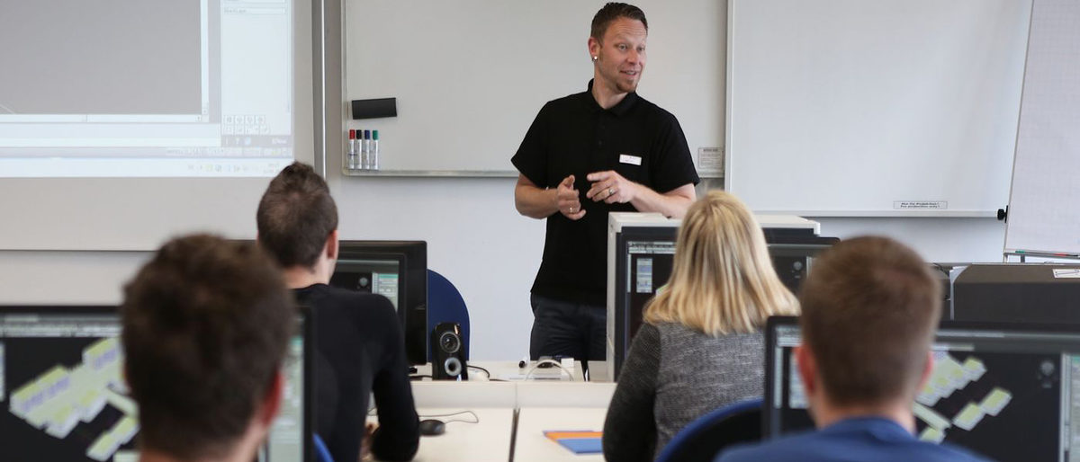 Schulung, ÜLU, überbetriebliche Lehrlingsunte, PC, Computer, Schüler, Schülerin, Jungs, Mädchen, Klassenraum, Tische, Rechner, CAD, Ornder, Dozent, Unterricht, Leinwand, PC Raum, Prüfungsunterlagen, Theorie, Praxis