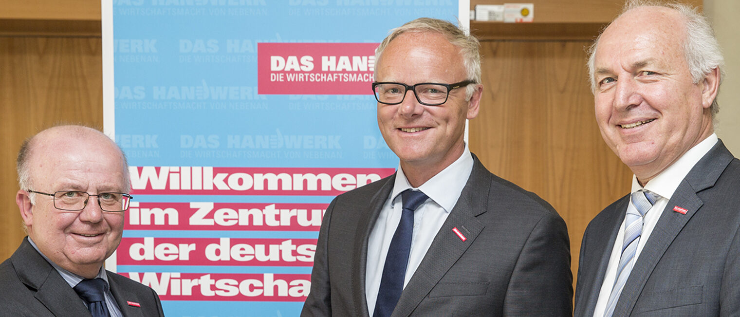 Kammerpräsident Franz Xaver Peteranderl (rechts) und Hauptgeschäftsführer Dr. Lothar Semper (links) mit dessen Nachfolger ab 2018, Dr. Frank Hüpers. Kammerpräsident Franz Xaver Peteranderl (rechts) und Hauptgeschäftsführer Dr. Lothar Semper (links) mit dessen Nachfolger ab 2018, Dr. Frank Hüpers.