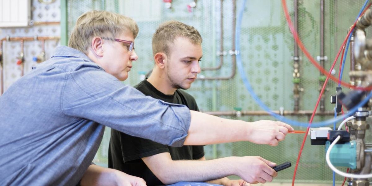 SHK Ausbildung SHK Ausbildung Weiterbildung Komzet InnoGTec Schlagwort(e): Ausbildung, Auszubildende, Auszubildender, Lehrling, Werkstatt,