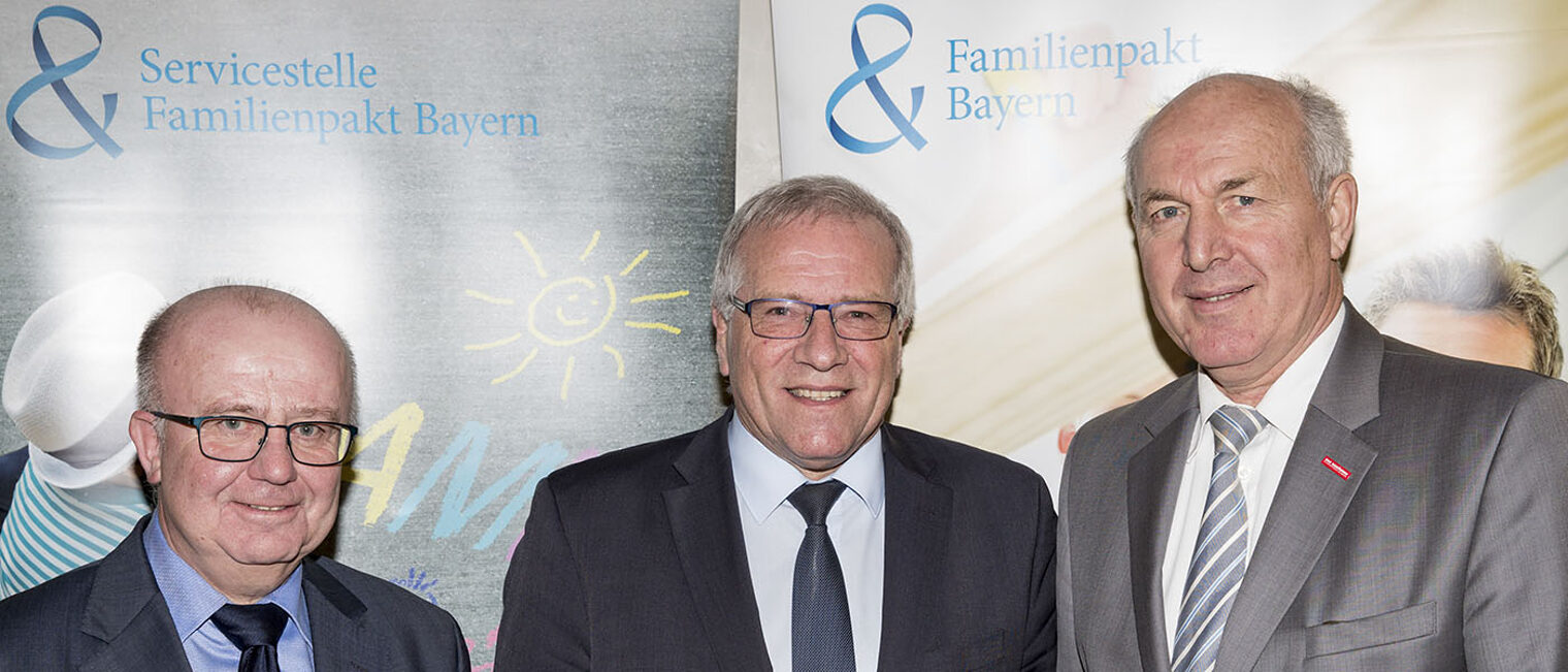 Hauptgeschäftsführer Dr. Lothar Semper (links) und Präsident Franz Xaver Peteranderl (rechts) mit Bayerns Arbeitsstaatssekretär Johannes Hintersberger.