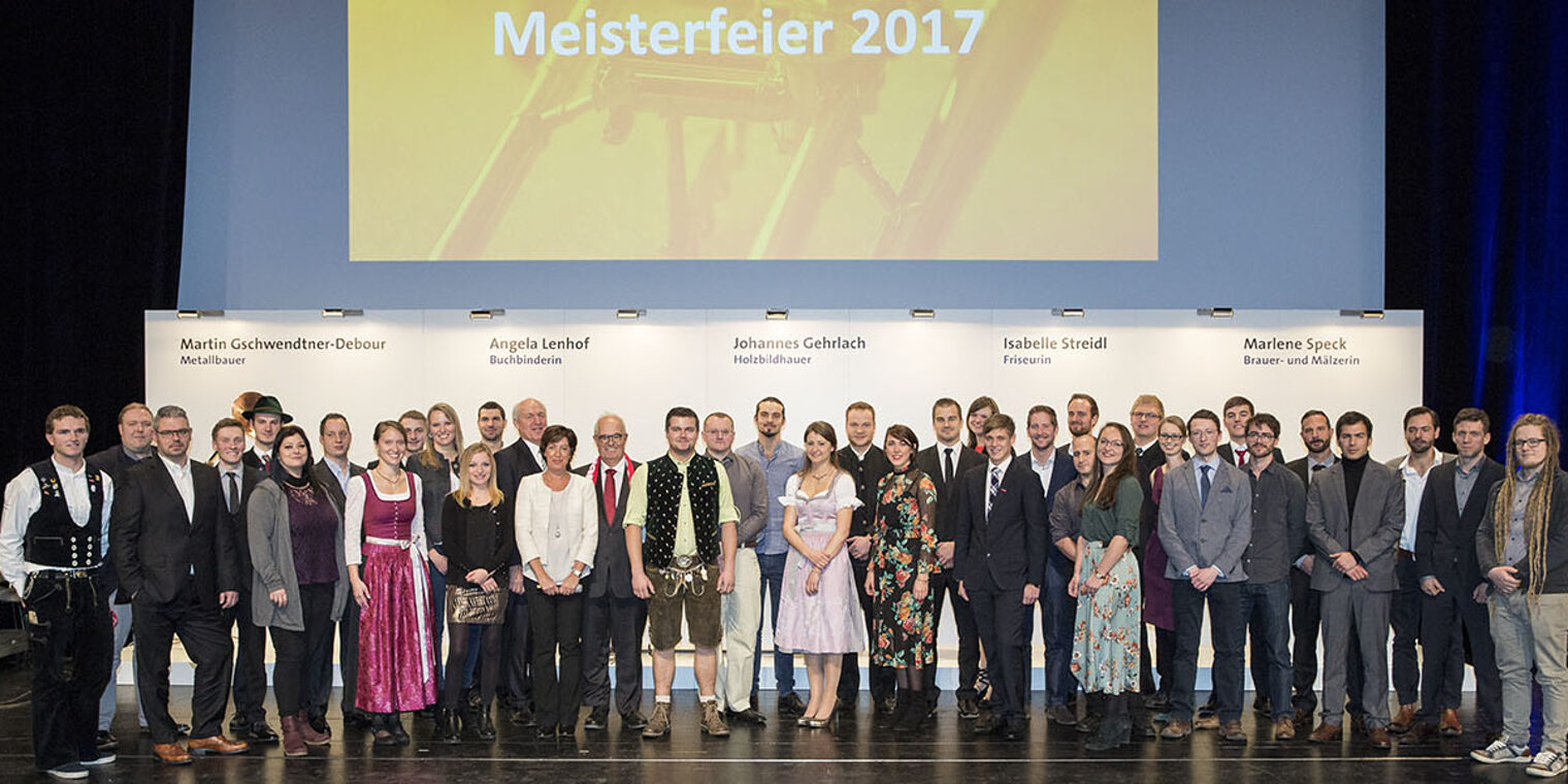 Die Jahresbestmeisterinnen und -meister 2017 mit Kammerpräsident Franz Xaver Peteranderl, Moderatorin Ursula Heller und Stadtrat Richard Quaas.