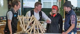 Mitarbeiter der Handwerkskammer f¿r M¿nchen und Oberbayern. Schlagwort(e): Handwerkskammer f¿r M¿nchen und Oberbayern, Mitarbeiter, Arbeit, Beruf, Handwerk, Zimmerer, Ausbildung, Jugendliche