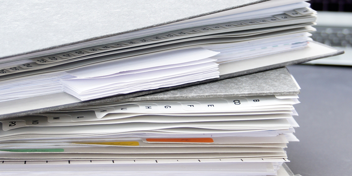 ID 40664624 Ordner, Ablage, Unterlagen, Papiere, Verträge, Telefon, Schlüssel, Verwaltung, Büro, Finanzen, Aufbewahren, Arbeit, Schreiben, Briefe, Post, Ordnung, ordentlich, Bürokratie, Register