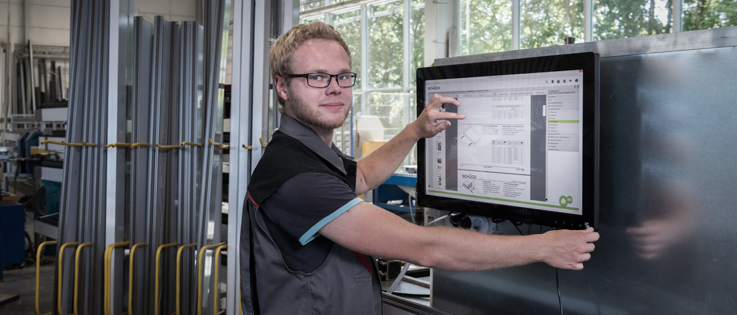 Digitalisierung, Elektrotechnik, Elektro, Computer, PC, Software, Mann, Werkstatt, Schulungsraum, Handwerker, Technik, Innovation, Digitalisierung, Barrierefreiheit, 23831