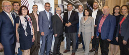 Tag des Bayerischen Handwerks: Wirtschaftsminister Franz Josef Pschierer (Mitte) mit Vertreterinnen und Vertretern der für die Fotoausstellung portraitierten Handwerksunternehmen. Tag des Bayerischen Handwerks: Wirtschaftsminister Franz Josef Pschierer (Mitte) mit Vertreterinnen und Vertretern der für die Fotoausstellung portraitierten Handwerksunternehmen.