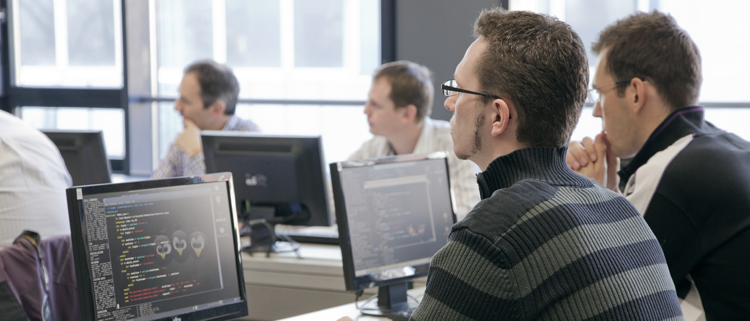 9721 Computer Monitor Bildschirm IT Technik Schüler Schulung EDV