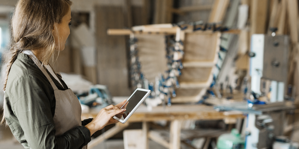 Bloggerfrühschoppen, iPad Holz Werkstatt Geräte Frau Maschine Tablet 129568314