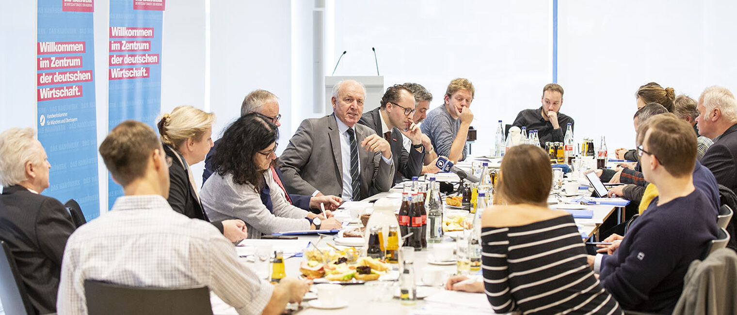 Peteranderl vor der Presse