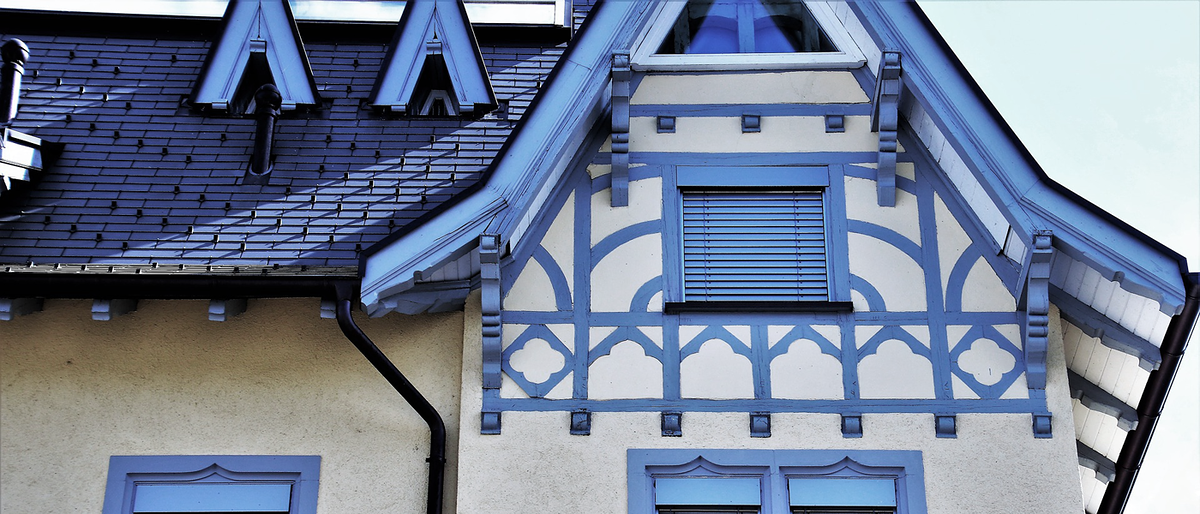 Haus Holz Fachwerk Giebel Rolladen Fenster Dach Fassade Gebäudesanierung Altbausanierung