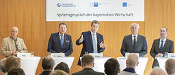 vbw-Präsident Wolfram Hatz, BIHK-Präsident Dr. Eberhard Sasse, Ministerpräsident Dr. Markus Söder, BHT-Präsident Franz Xaver Peteranderl und Wirtschaftsminister Hubert Aiwanger (v.li.n.re.) bei der PK zum Spitzengespräch der bayerischen Wirtschaft. vbw-Präsident Wolfram Hatz, BIHK-Präsident Dr. Eberhard Sasse, Ministerpräsident Dr. Markus Söder, BHT-Präsident Franz Xaver Peteranderl und Wirtschaftsminister Hubert Aiwanger (v.li.n.re.) bei der PK zum Spitzengespräch der bayerischen Wirtschaft.