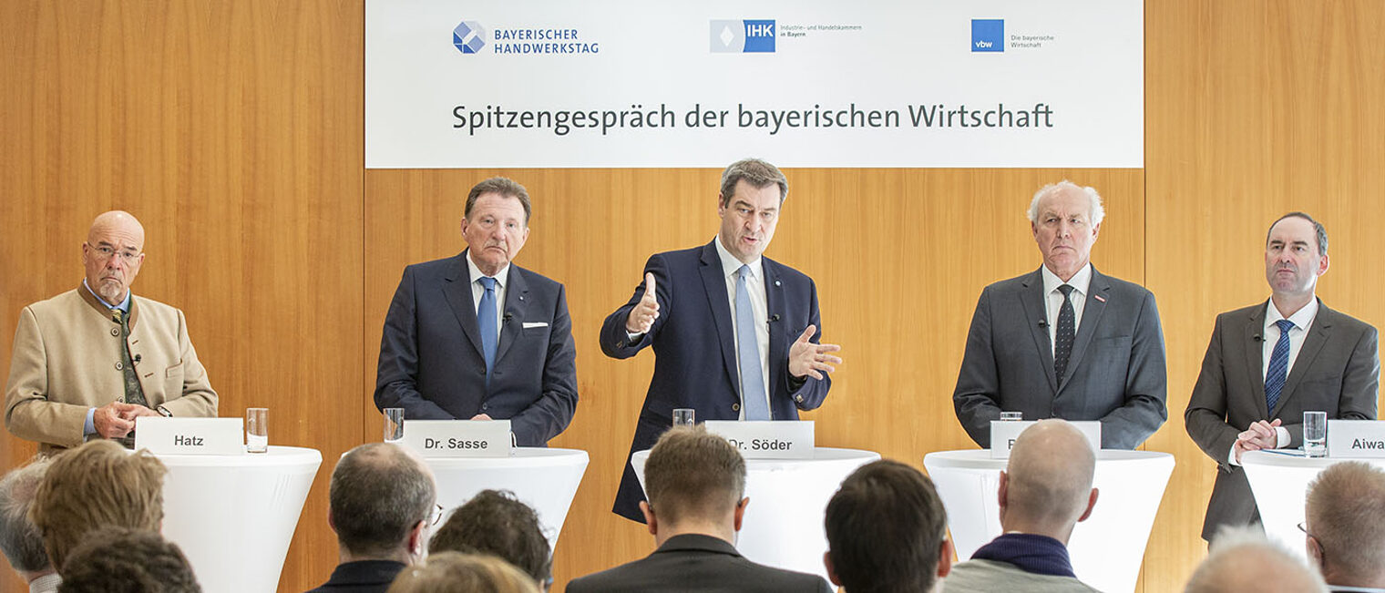 vbw-Präsident Wolfram Hatz, BIHK-Präsident Dr. Eberhard Sasse, Ministerpräsident Dr. Markus Söder, BHT-Präsident Franz Xaver Peteranderl und Wirtschaftsminister Hubert Aiwanger (v.li.n.re.) bei der PK zum Spitzengespräch der bayerischen Wirtschaft. vbw-Präsident Wolfram Hatz, BIHK-Präsident Dr. Eberhard Sasse, Ministerpräsident Dr. Markus Söder, BHT-Präsident Franz Xaver Peteranderl und Wirtschaftsminister Hubert Aiwanger (v.li.n.re.) bei der PK zum Spitzengespräch der bayerischen Wirtschaft.