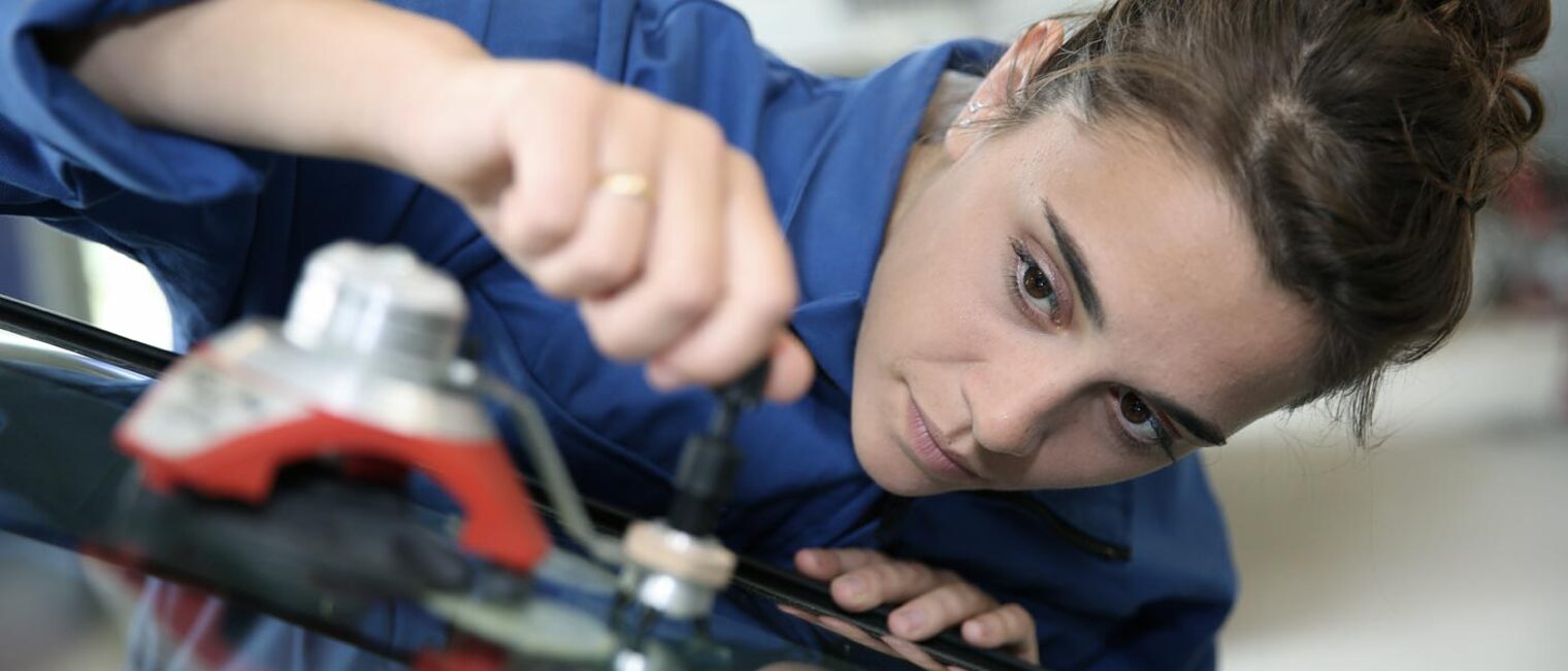 54038191 17479 Frau Werkstatt Auto Glas Scheibe Werkzeug