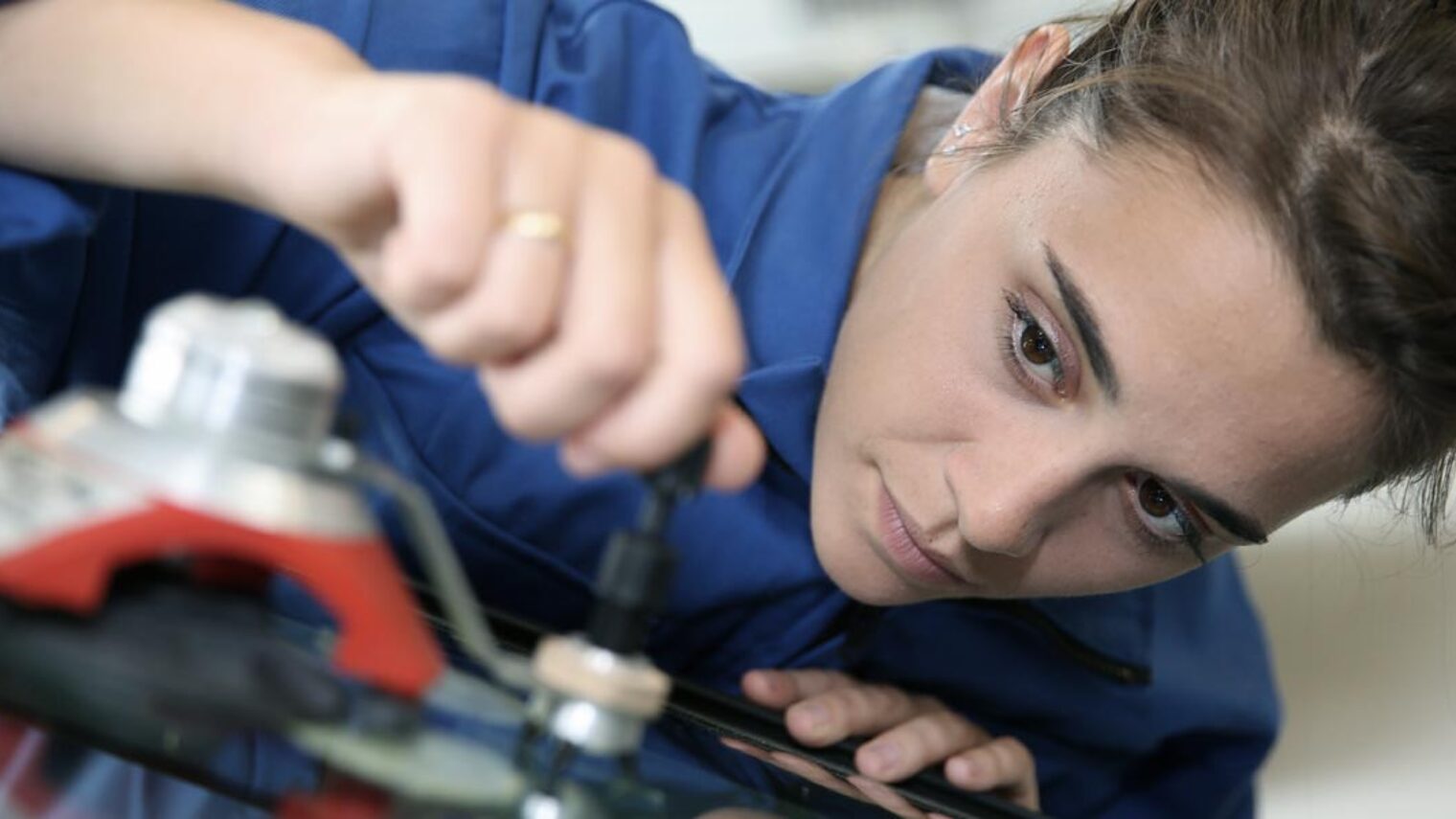 54038191 17479 Frau Werkstatt Auto Glas Scheibe Werkzeug