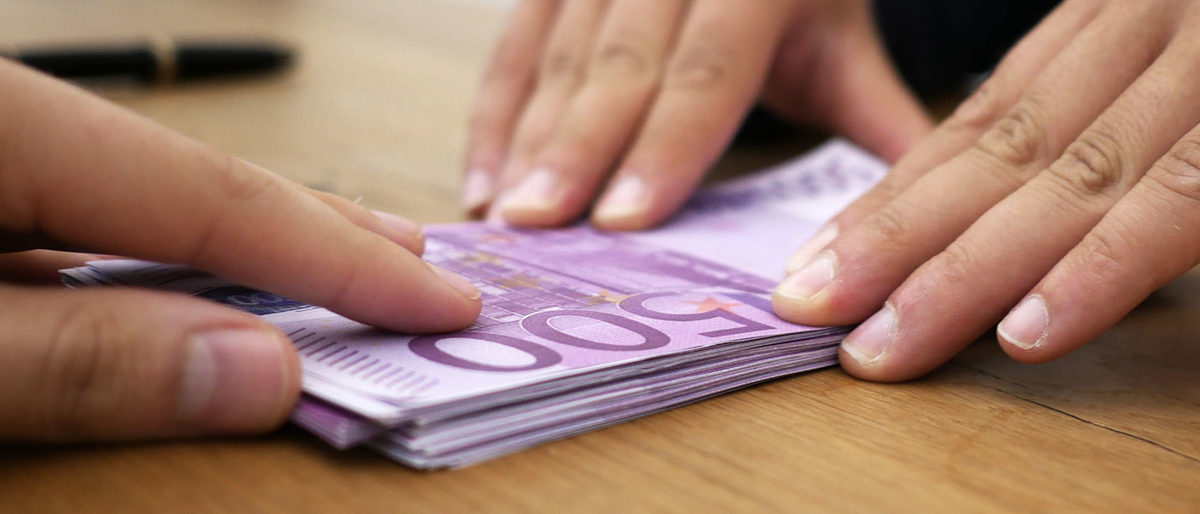 Geldschein Euro Kredit Förderung Hand Finger Übergabe