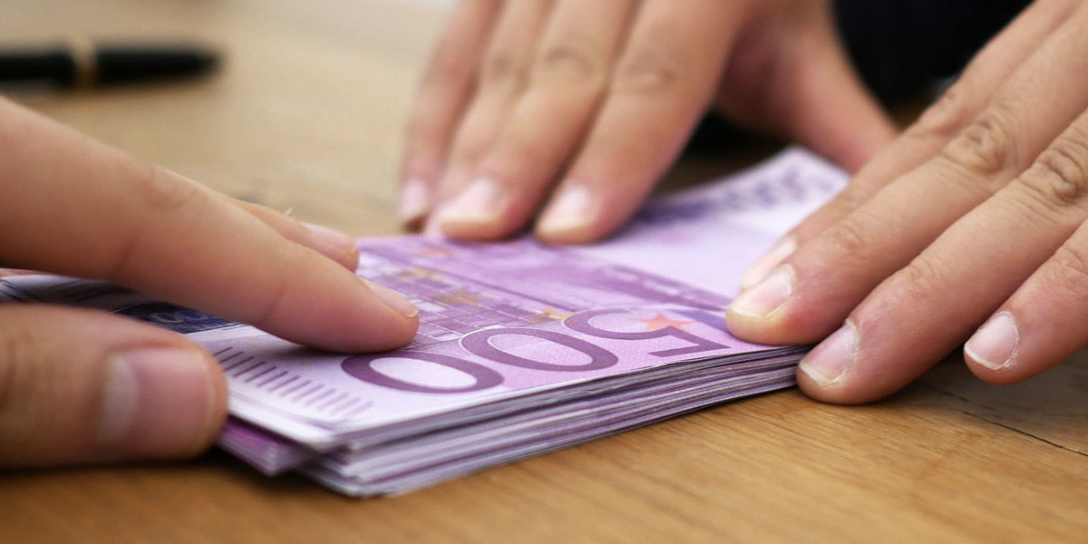 Geldschein Euro Kredit Förderung Hand Finger Übergabe