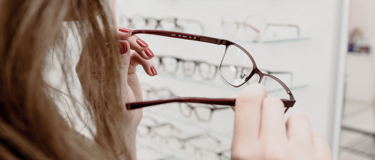 Brille Hand Frau Optiker Brillen Auswahl