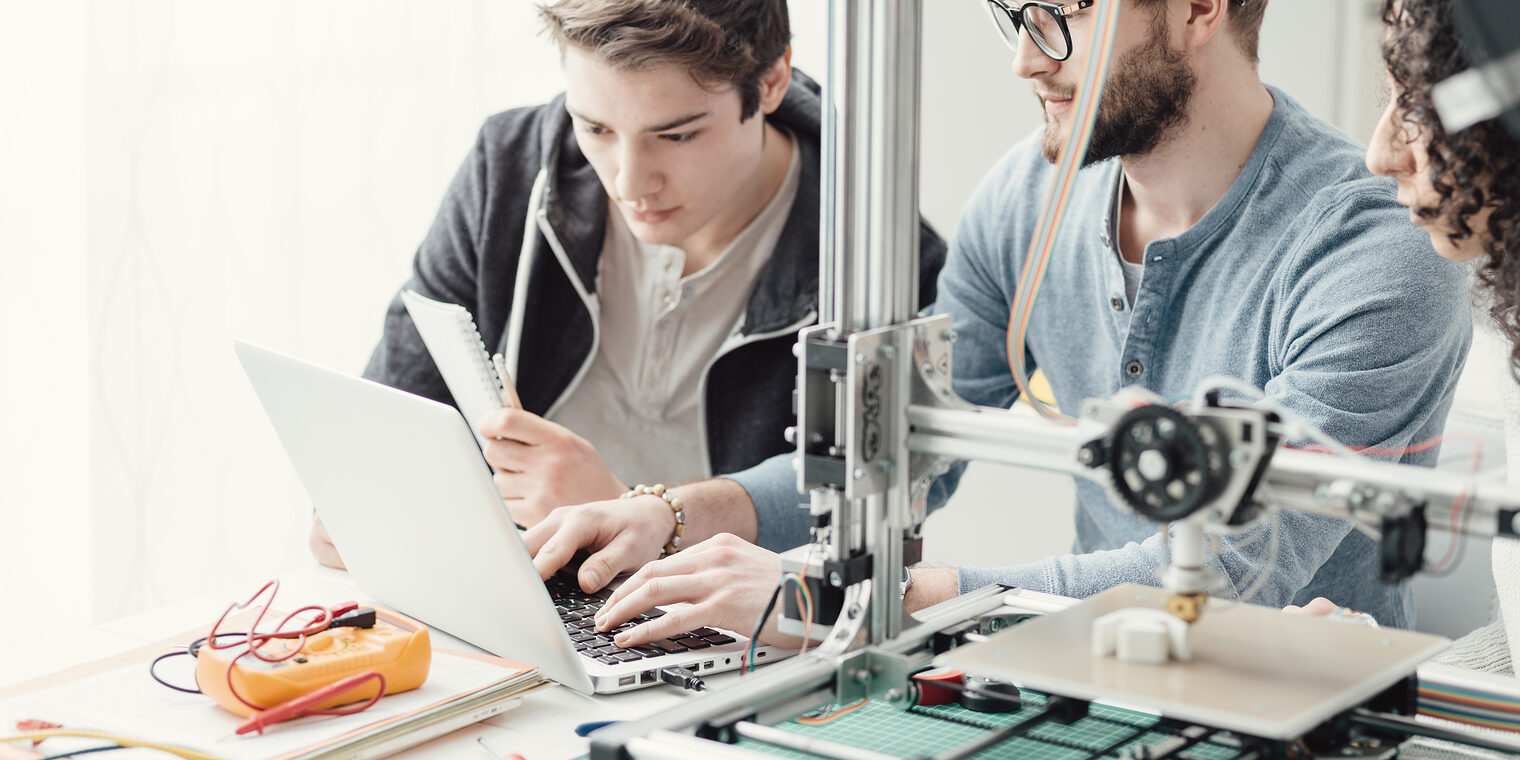 Team beim Prototyping mit Laptop und 3D Druckerentwickelt digitale Lösung Gruppe, 3D Drucker, Laptop, digitale Lösung, Prototyping, Hackathon, Hackfest, Makerthon, Makerspace, Fablab, Open Innovation, Teamwork, agile, digitale Technologien, Hacker, Code, Coding