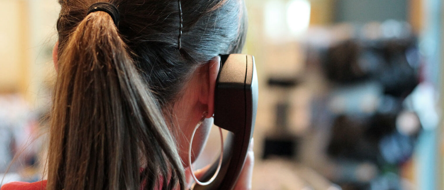 Frau Telefon Gespräch Hand Kopf Haare