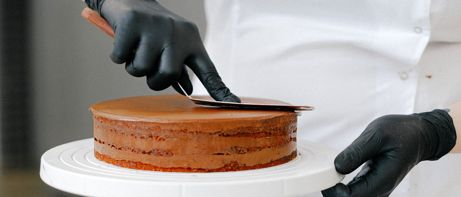 Hand Konditorin Frau Handschuh Torte Kuchen Küche Schürze