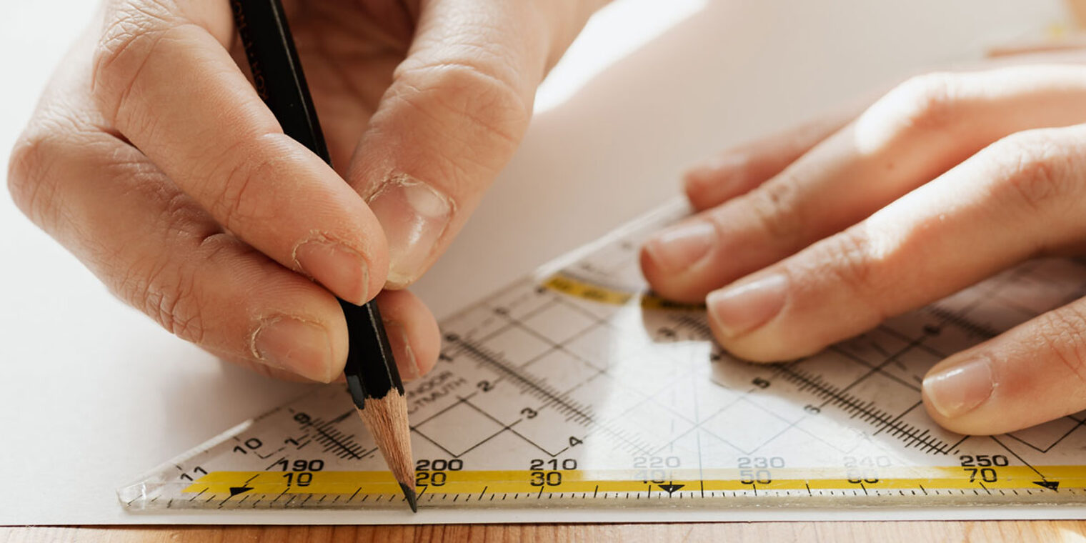 Hand Stift Lineal Geodreieck Tisch Papier