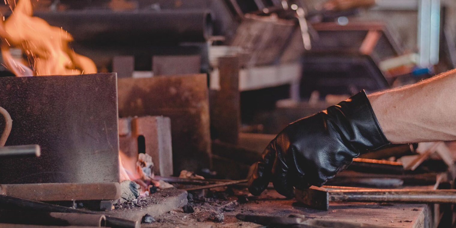 Hand Schmide Feuer Glut Kohle Metall