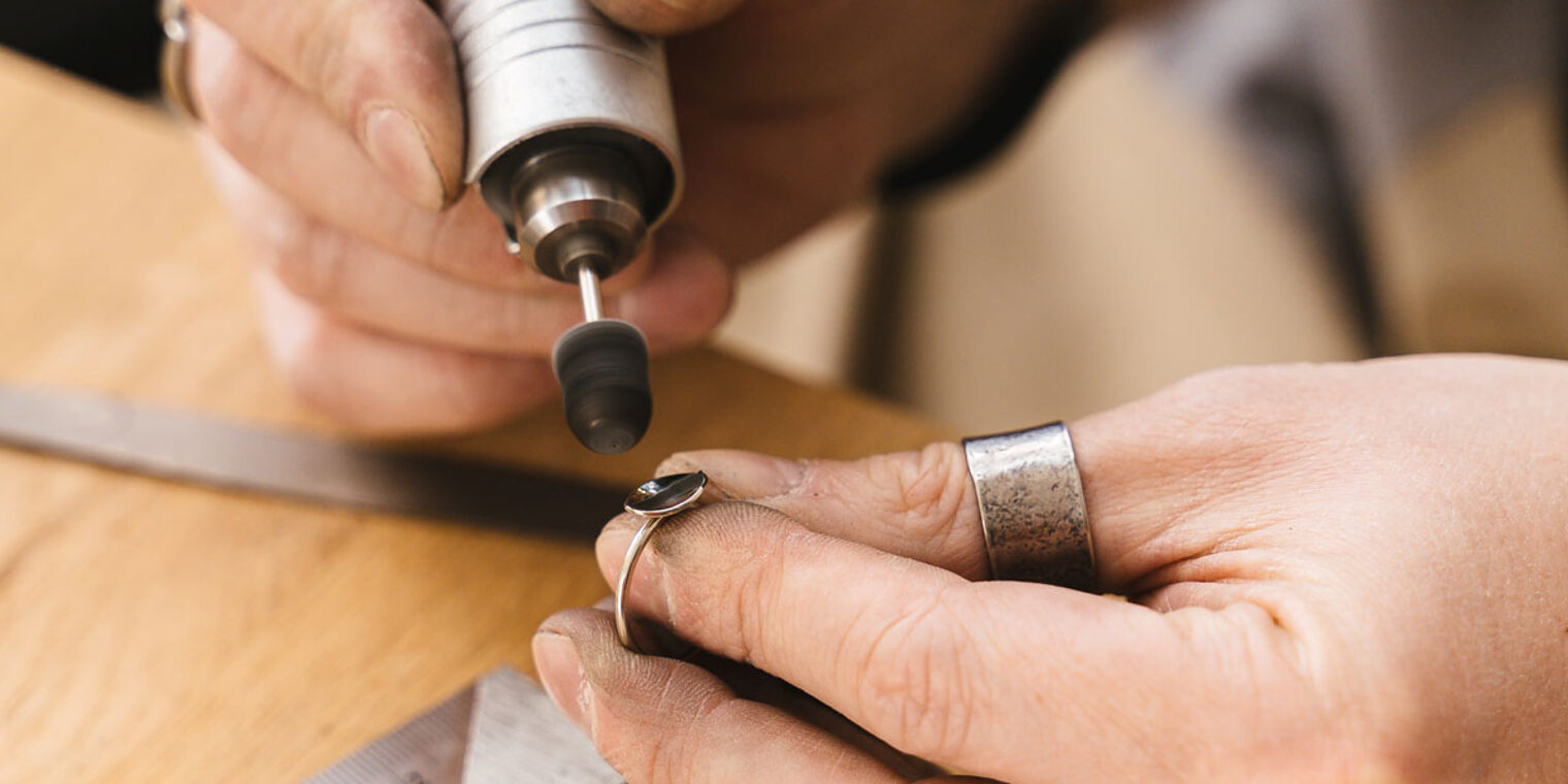 Hand Ring Schmied Werkstatt Goldschmied