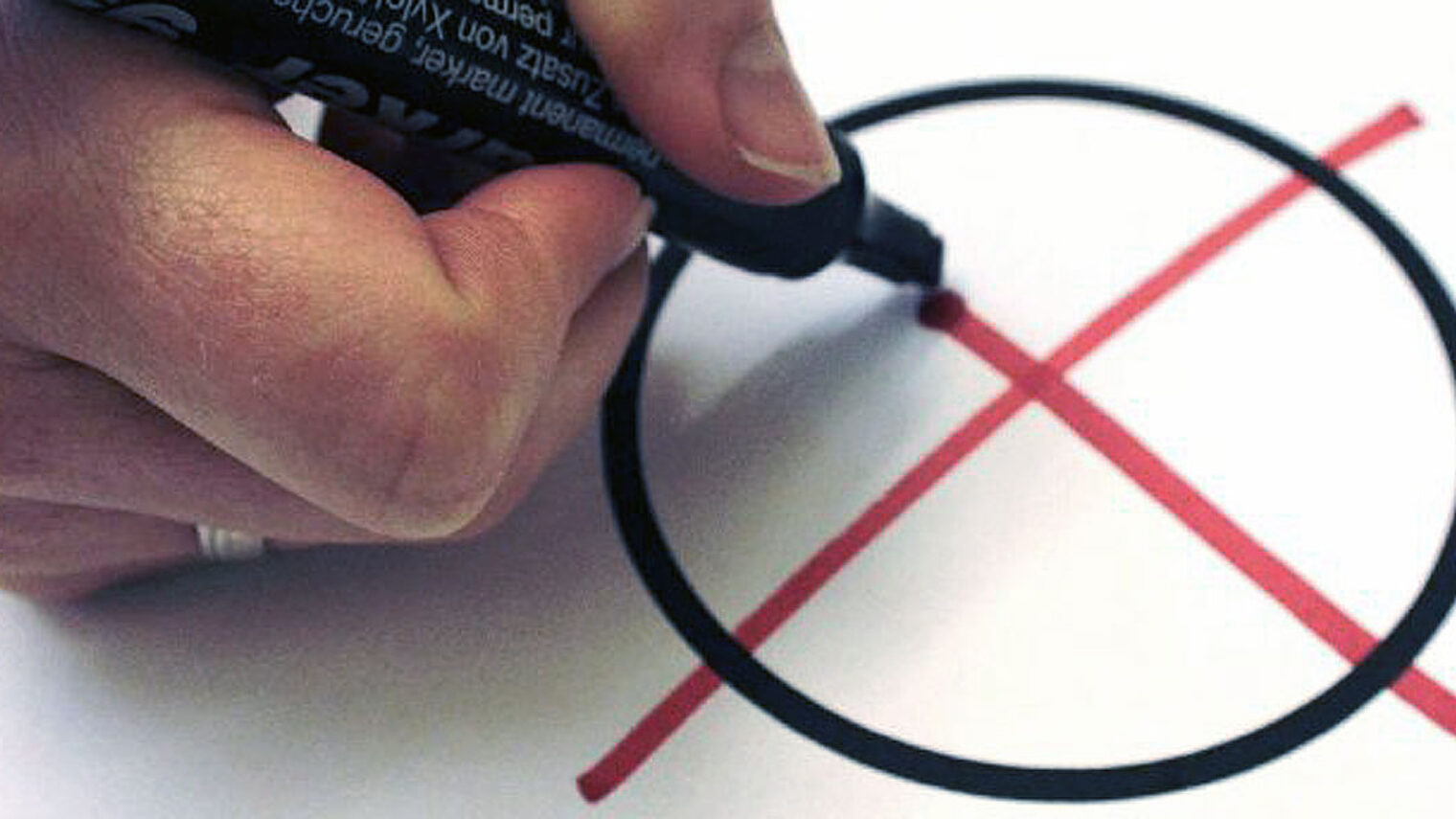 abhaken anhaken ankreuzen ausfüllen bestellen business haken häkchen kontrollieren kreuz kugelschreiber markieren markierung markierungszeichen merkzeichen papier stift unterzeichnen Umfrage Checkliste Wahl Kreuz Hand Marker Kreis wählen Checkliste Häkchen Stift Umfrage 